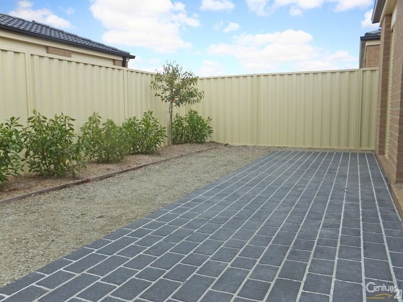 27 U4 Webster Way, Pakenham VIC 3810