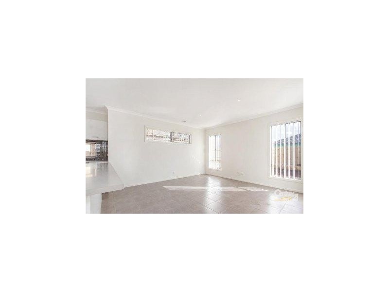 5 Waltzing Way, Lynbrook VIC 3975