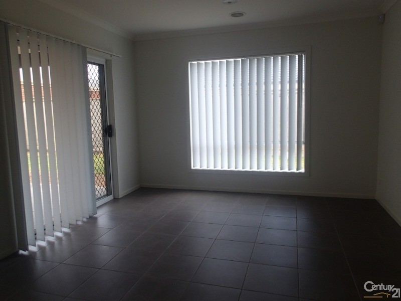 4 Bushman Way, Lynbrook VIC 3975