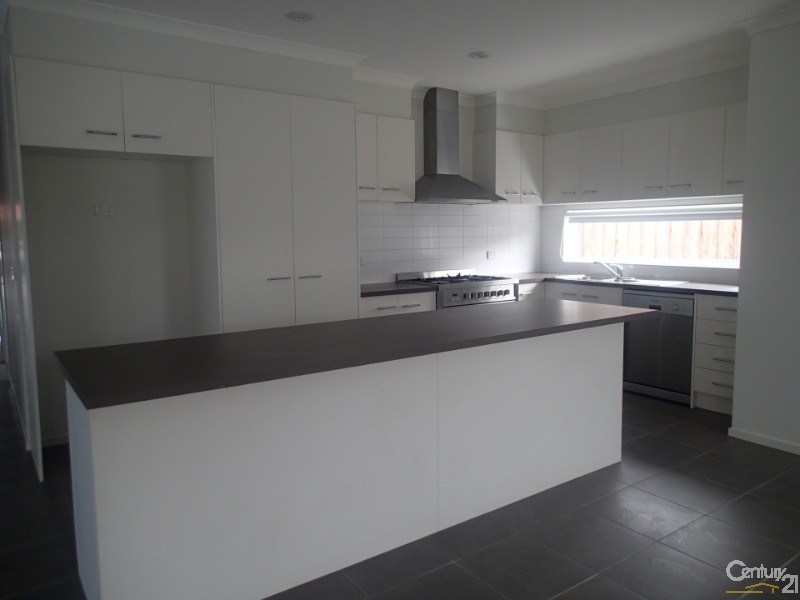 4 Bushman Way, Lynbrook VIC 3975