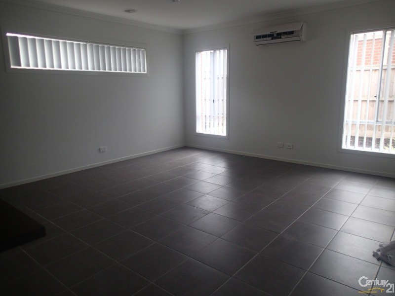 4 Bushman Way, Lynbrook VIC 3975