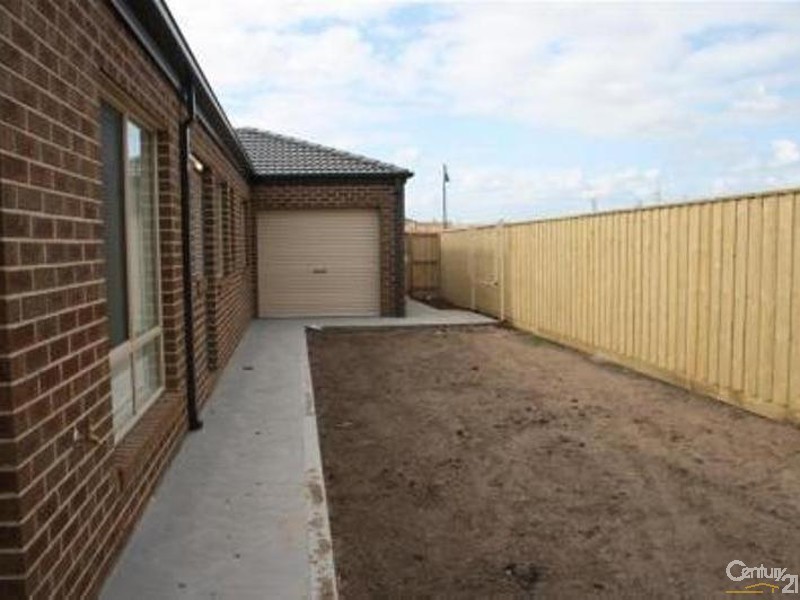 5 Snowy Drive, Lynbrook VIC 3975