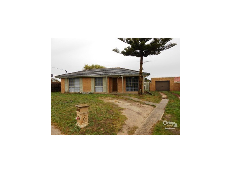 9 Margaret Crt, Hampton Park VIC 3976