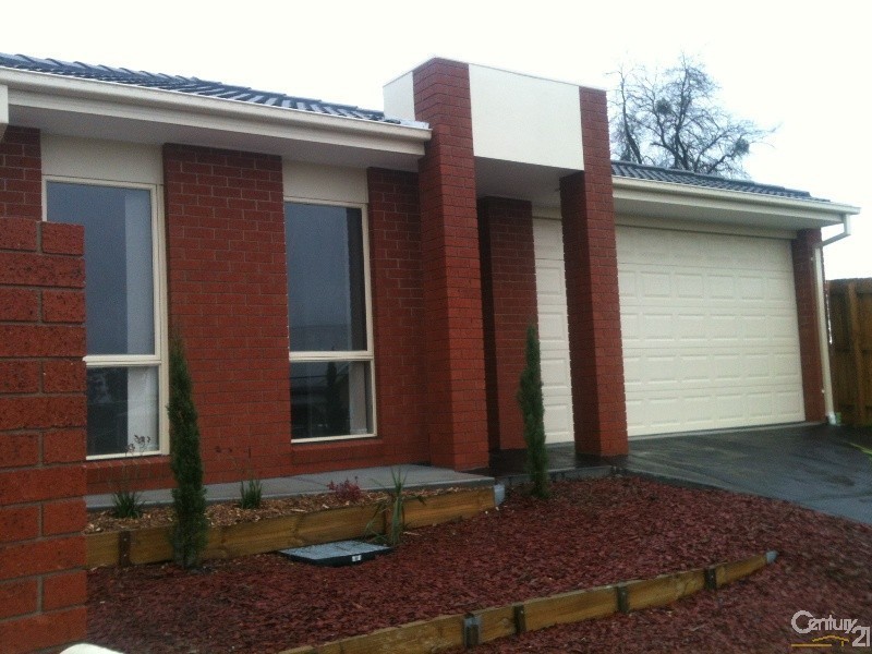 1/4 Lima Place, Pakenham VIC 3810