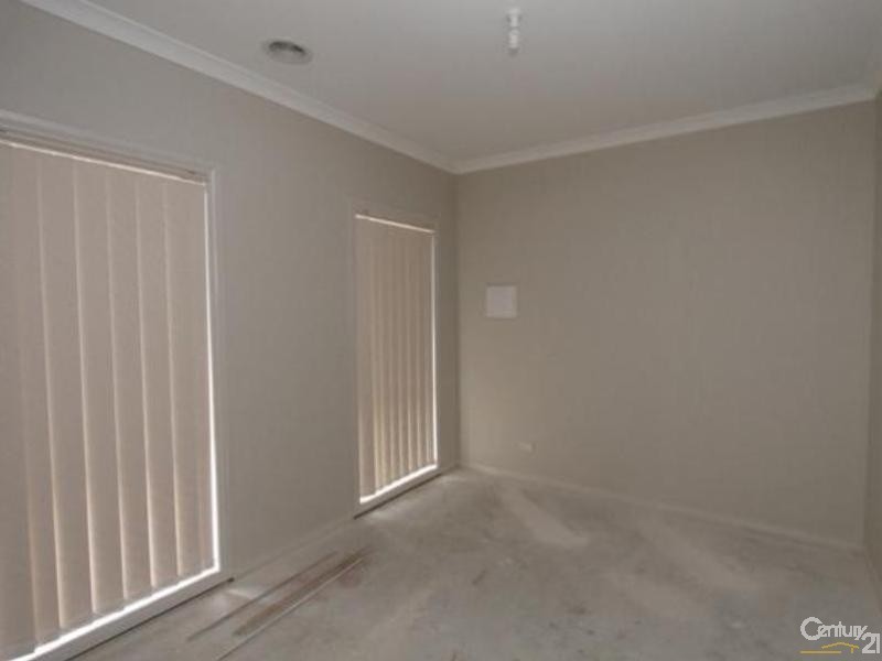 1/4 Lima Place, Pakenham VIC 3810