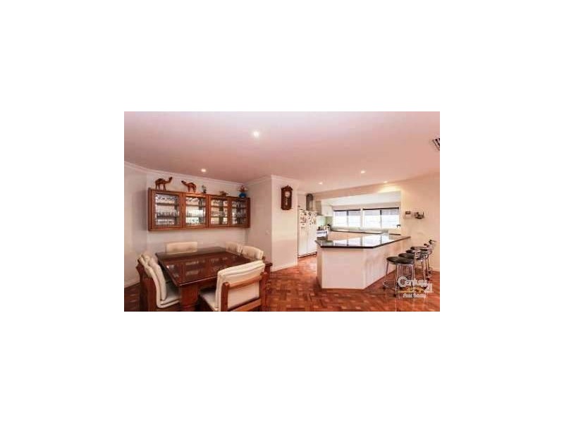 17 Parslow Cres, Lynbrook VIC 3975