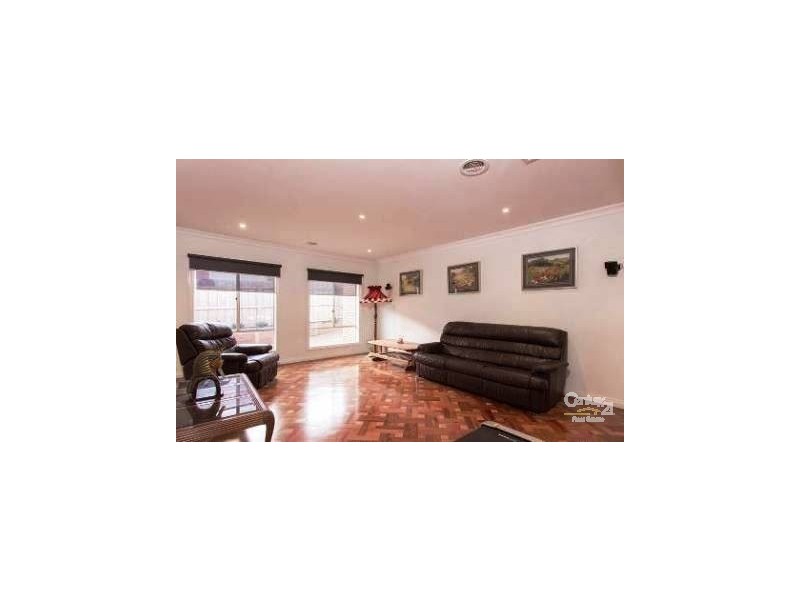 17 Parslow Cres, Lynbrook VIC 3975