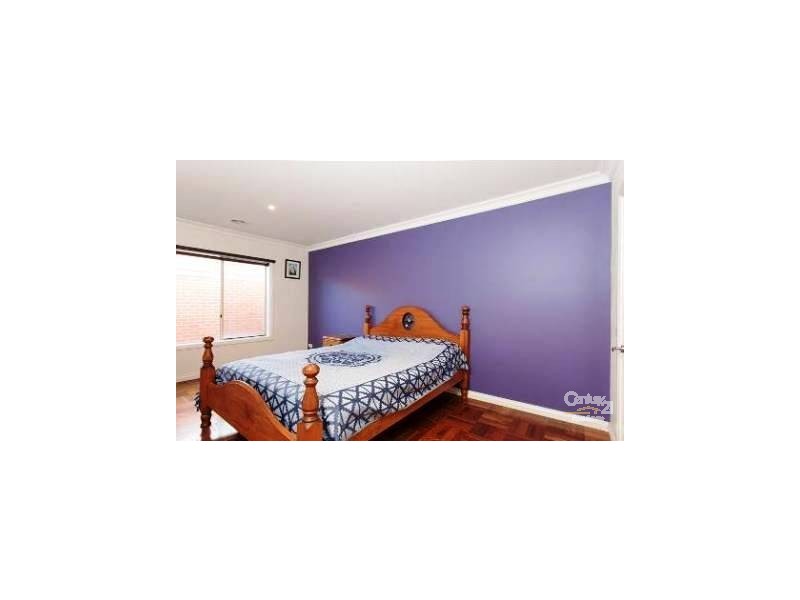 17 Parslow Cres, Lynbrook VIC 3975