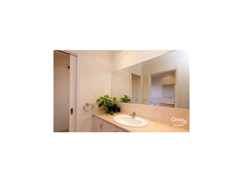 17 Parslow Cres, Lynbrook VIC 3975