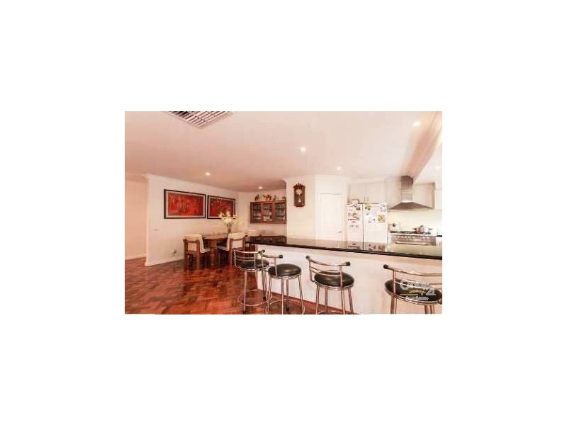 17 Parslow Cres, Lynbrook VIC 3975