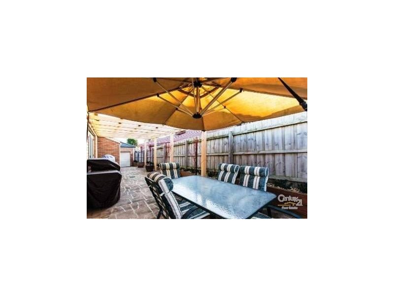 17 Parslow Cres, Lynbrook VIC 3975