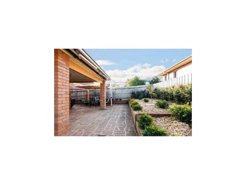 17 Parslow Cres, Lynbrook VIC 3975