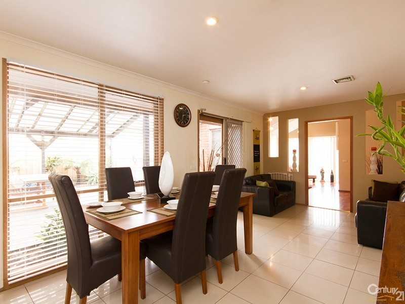 16 General Joshua Drive, Hampton Park VIC 3976