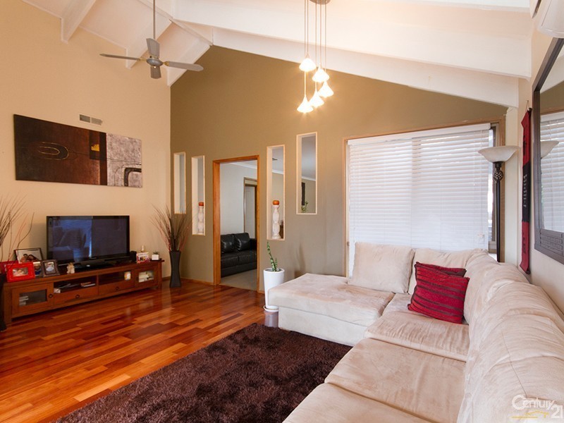 16 General Joshua Drive, Hampton Park VIC 3976