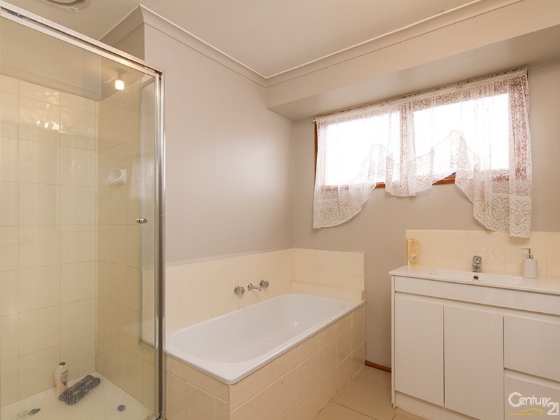 16 General Joshua Drive, Hampton Park VIC 3976