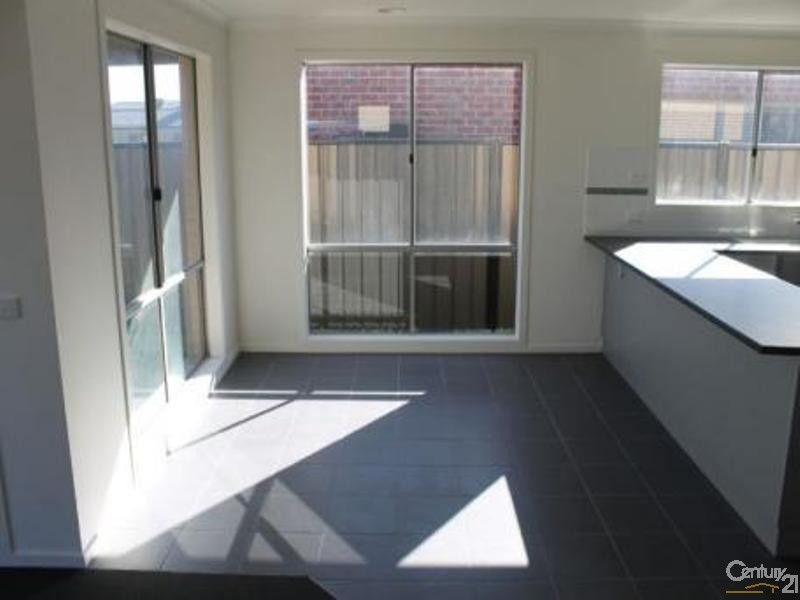 6 Cob Terrace, Clyde North VIC 3978
