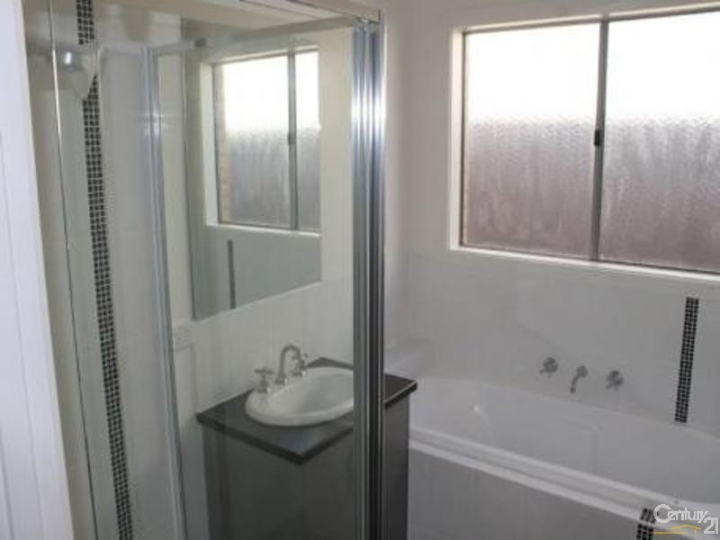 6 Cob Terrace, Clyde North VIC 3978