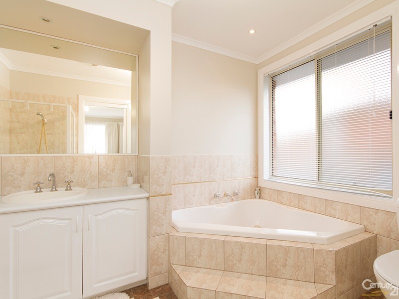 4 Tirhatuan Drive, Rowville VIC 3178