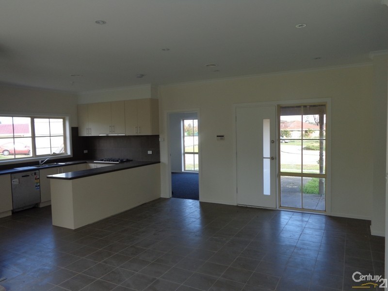 16 Amberly Park Drive, Narre Warren South VIC 3805