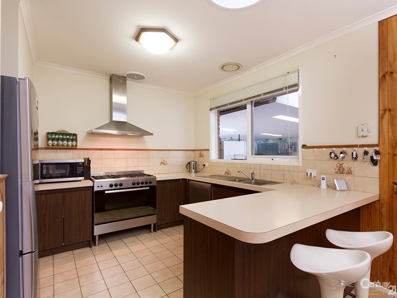 13 General Joshua Drive, Hampton Park VIC 3976