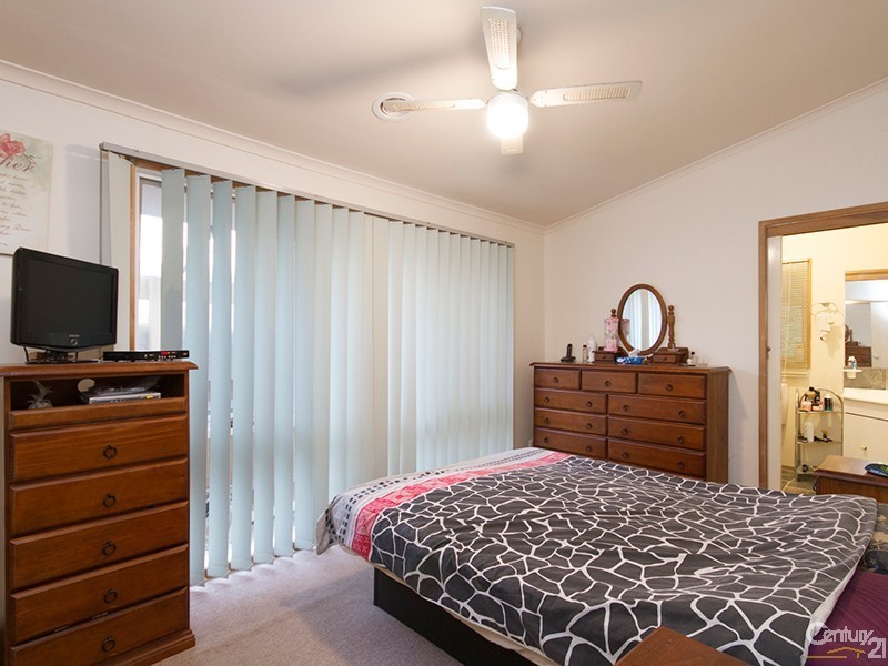 13 General Joshua Drive, Hampton Park VIC 3976