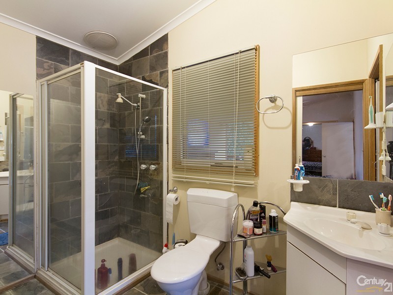 13 General Joshua Drive, Hampton Park VIC 3976