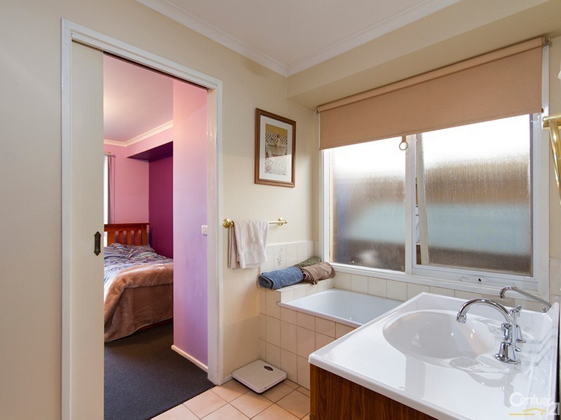 13 General Joshua Drive, Hampton Park VIC 3976