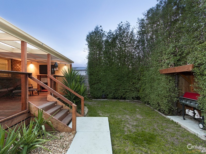 13 General Joshua Drive, Hampton Park VIC 3976