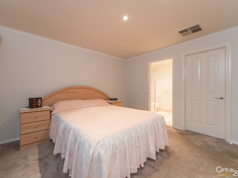 4 Kingsbarn Court, Cranbourne VIC 3977