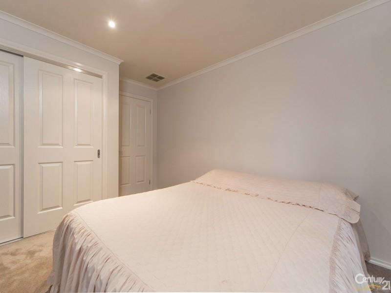 4 Kingsbarn Court, Cranbourne VIC 3977