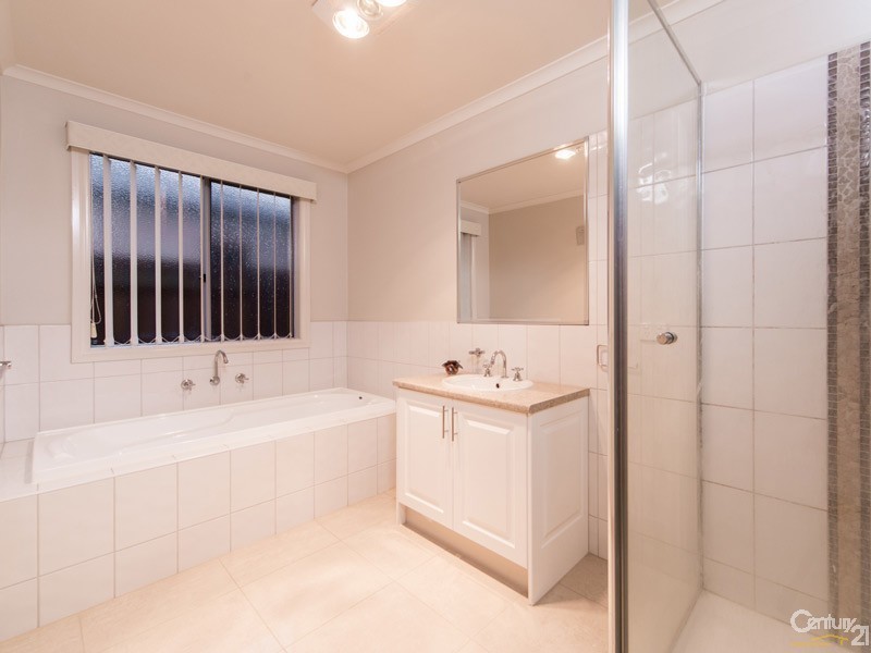 4 Kingsbarn Court, Cranbourne VIC 3977