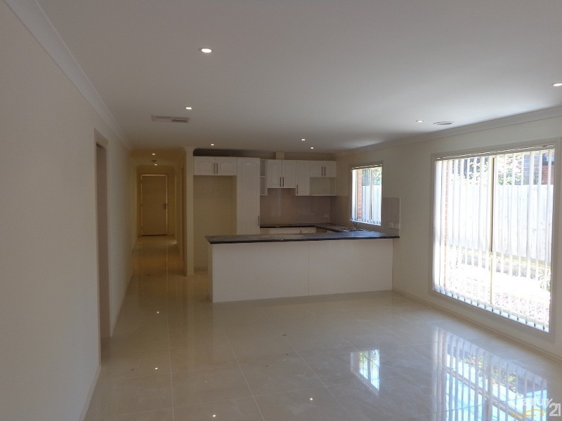 2/10 Princes Highway, Pakenham VIC 3810