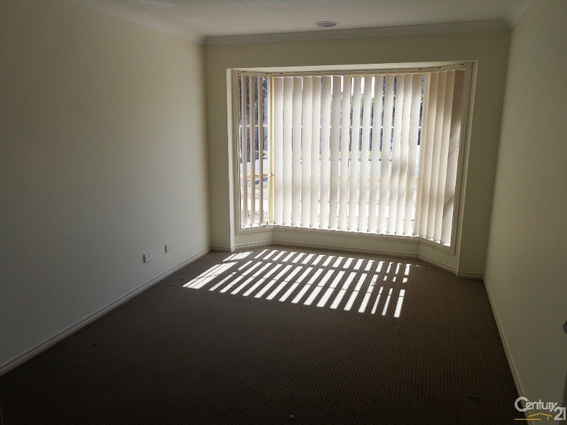 2/10 Princes Highway, Pakenham VIC 3810