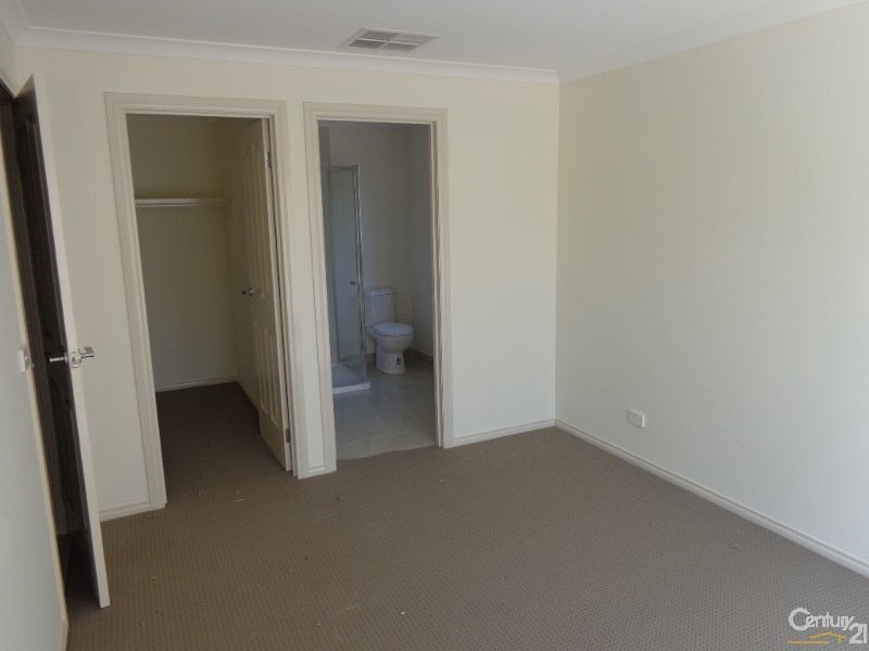 2/10 Princes Highway, Pakenham VIC 3810