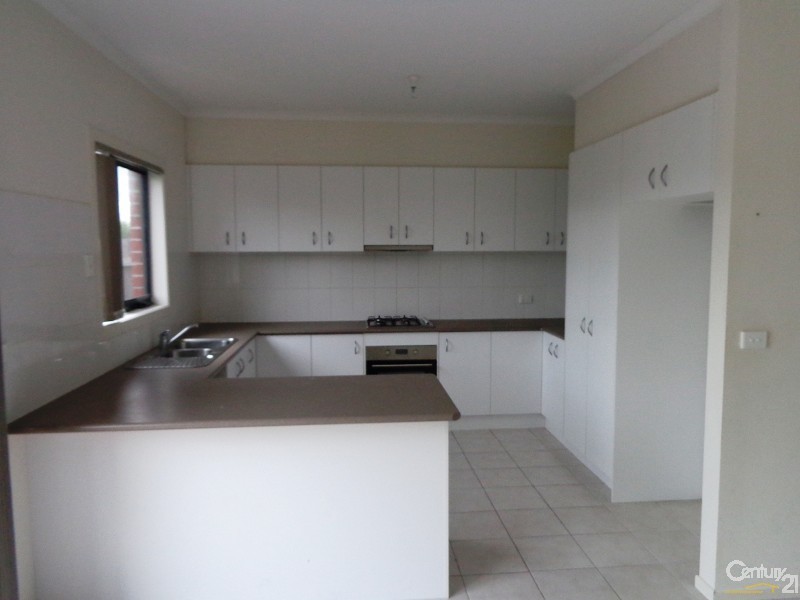 2/30 Simon Crt, Hampton Park VIC 3976