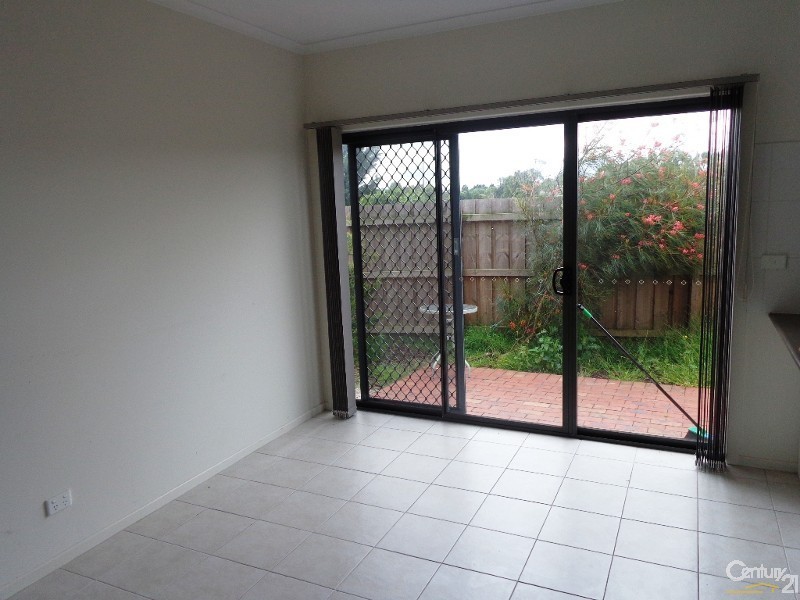 2/30 Simon Crt, Hampton Park VIC 3976