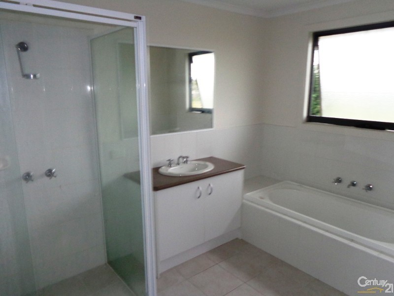 2/30 Simon Crt, Hampton Park VIC 3976