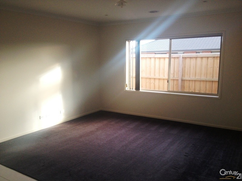 33 Verdant Avenue, Officer VIC 3809