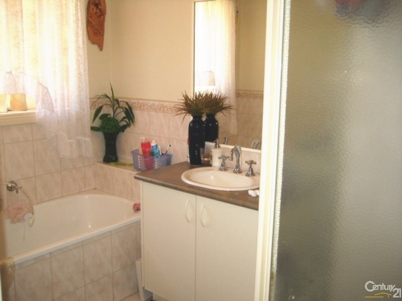 17 Glenisla Way, Berwick VIC 3806