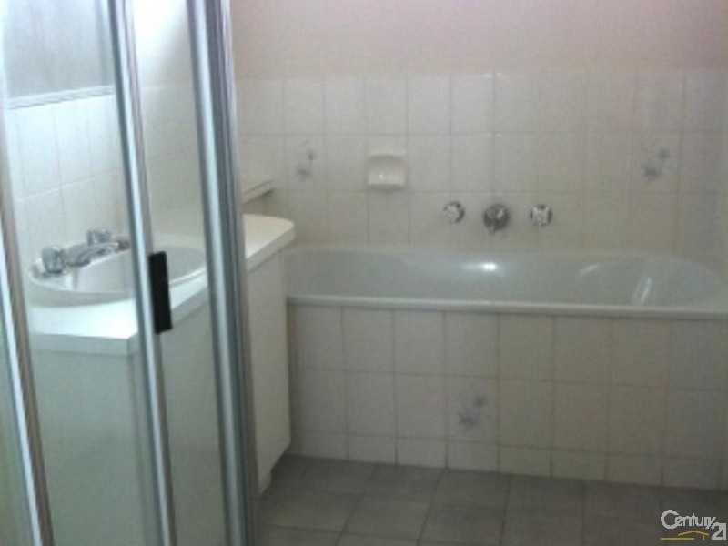 1/5 Princess Maria Place, Hampton Park VIC 3976