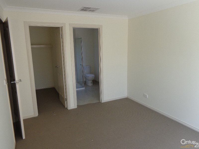 3/10 Princes Highway, Pakenham VIC 3810