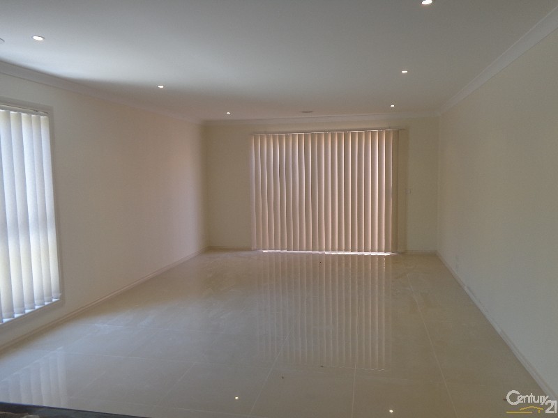 2/10 Princes Highway, Pakenham VIC 3810