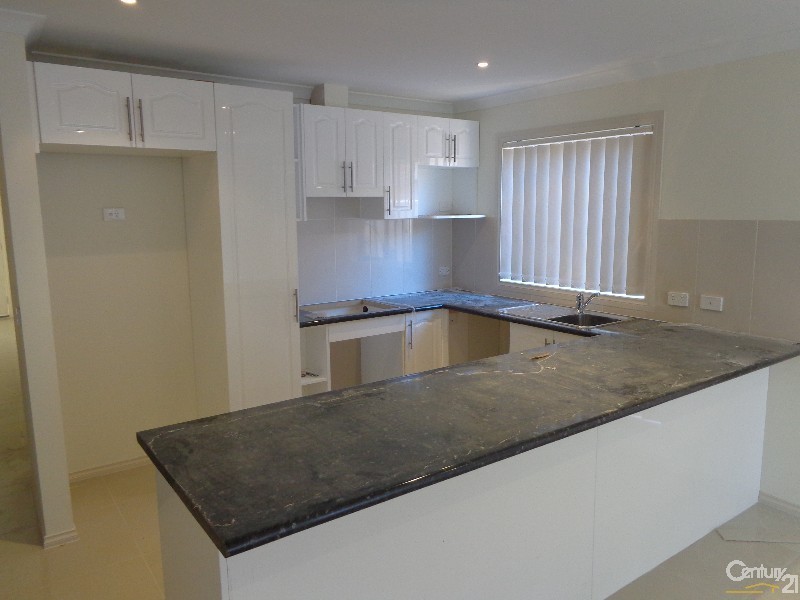 2/10 Princes Highway, Pakenham VIC 3810