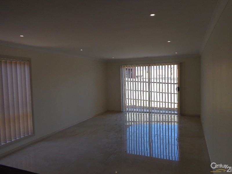 2/10 Princes Highway, Pakenham VIC 3810