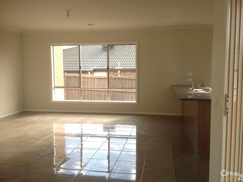 8 Devlin Place, Cranbourne North VIC 3977