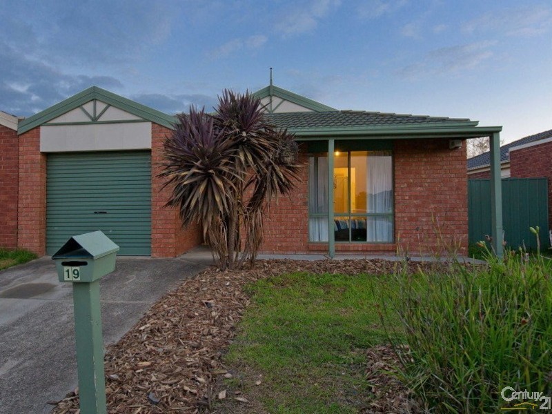 19 Charlotte Court, Cranbourne West VIC 3977