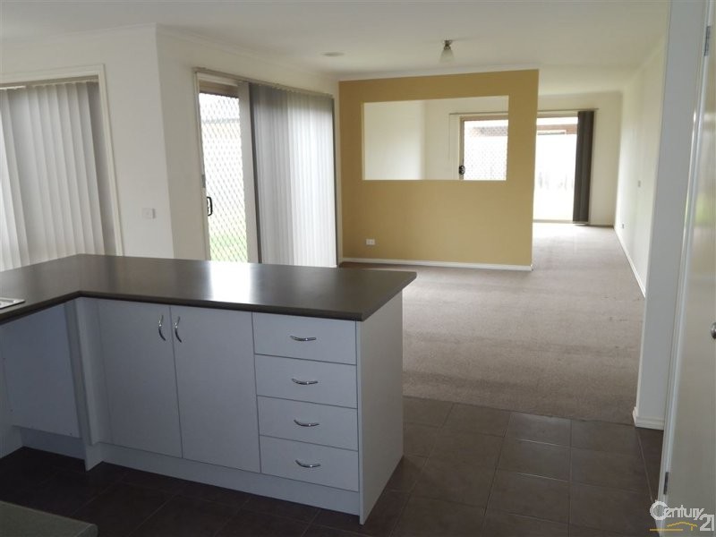 11 St Mellion Court, Cranbourne VIC 3977