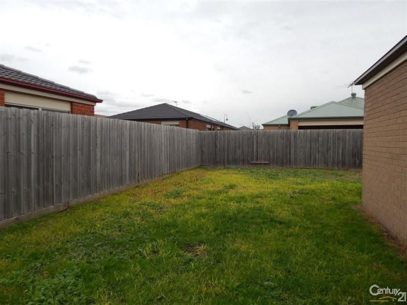 11 St Mellion Court, Cranbourne VIC 3977