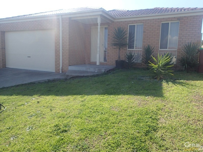 16 Tekarra Drive, Hampton Park VIC 3976