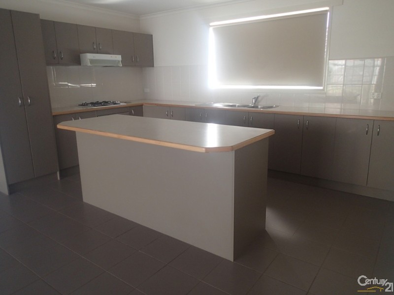 16 Tekarra Drive, Hampton Park VIC 3976